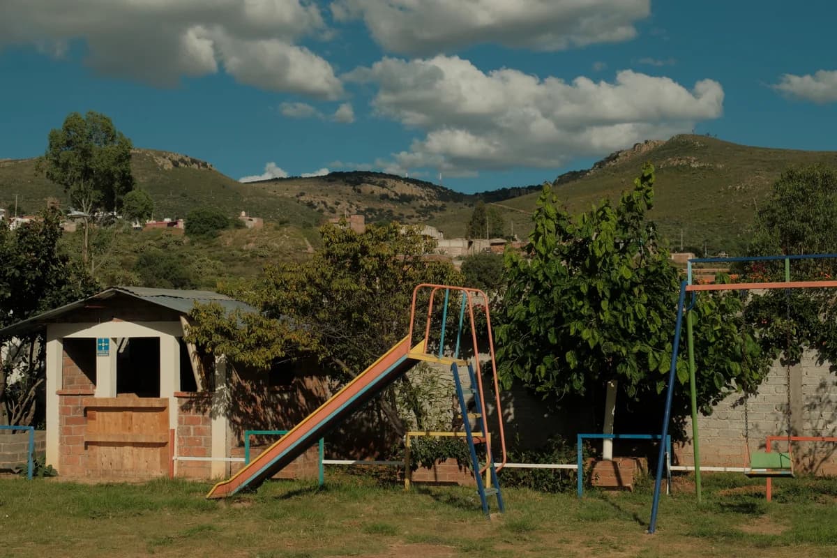 Pórticos con faroles coloniales y arcos de ladrillo