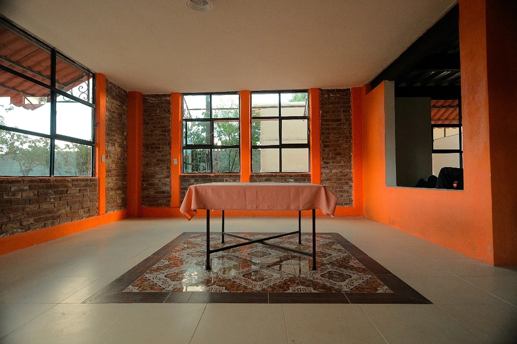 Salón techado con mosaico artesanal y luz natural en Quinta Edgar